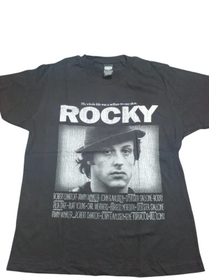 REMERA - ROCKY CARA  - HOMBRE - NEGRO
