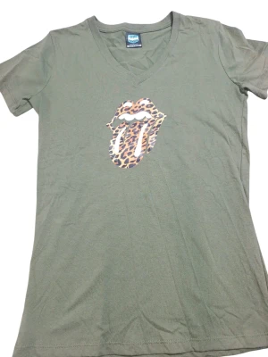 REMERA - LENGUA STONE ANIMAL PRINT - MUJER - VERDE