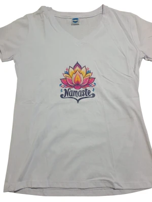 REMERA - NAMASTE - MUJER - BLANCO